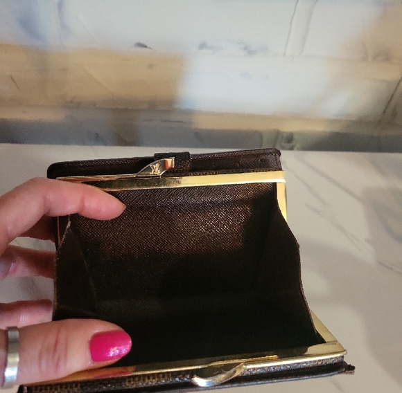 Louis Vuitton Kiss Lock Damier Wallet - Picture 12 of 12